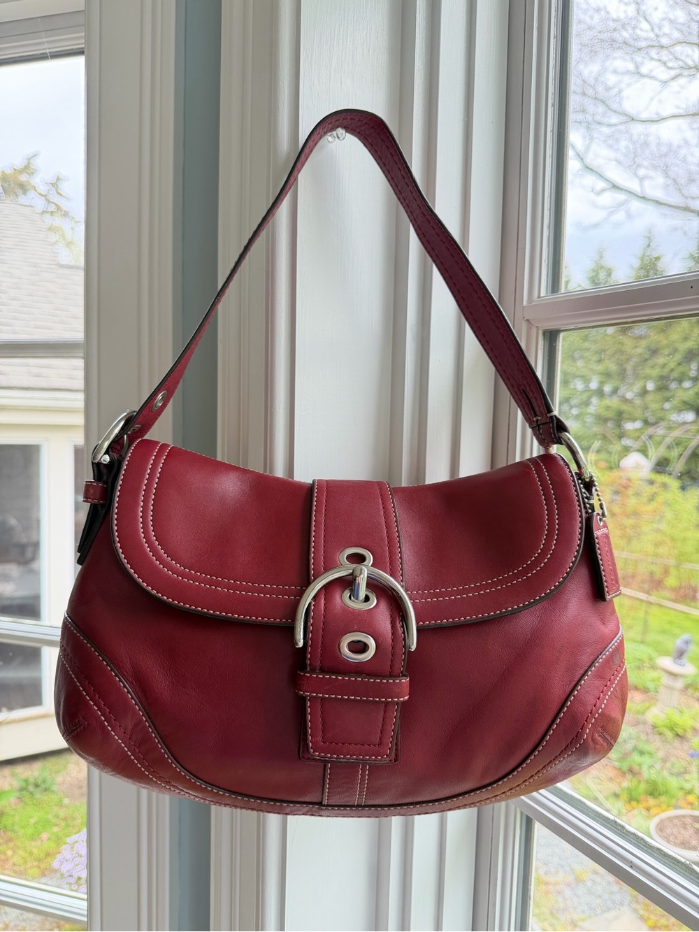 🍒✨ Authentic Vintage Y2K Cherry Red Medium SoHo Leather Shoulder Bag F10910 ✨🍒